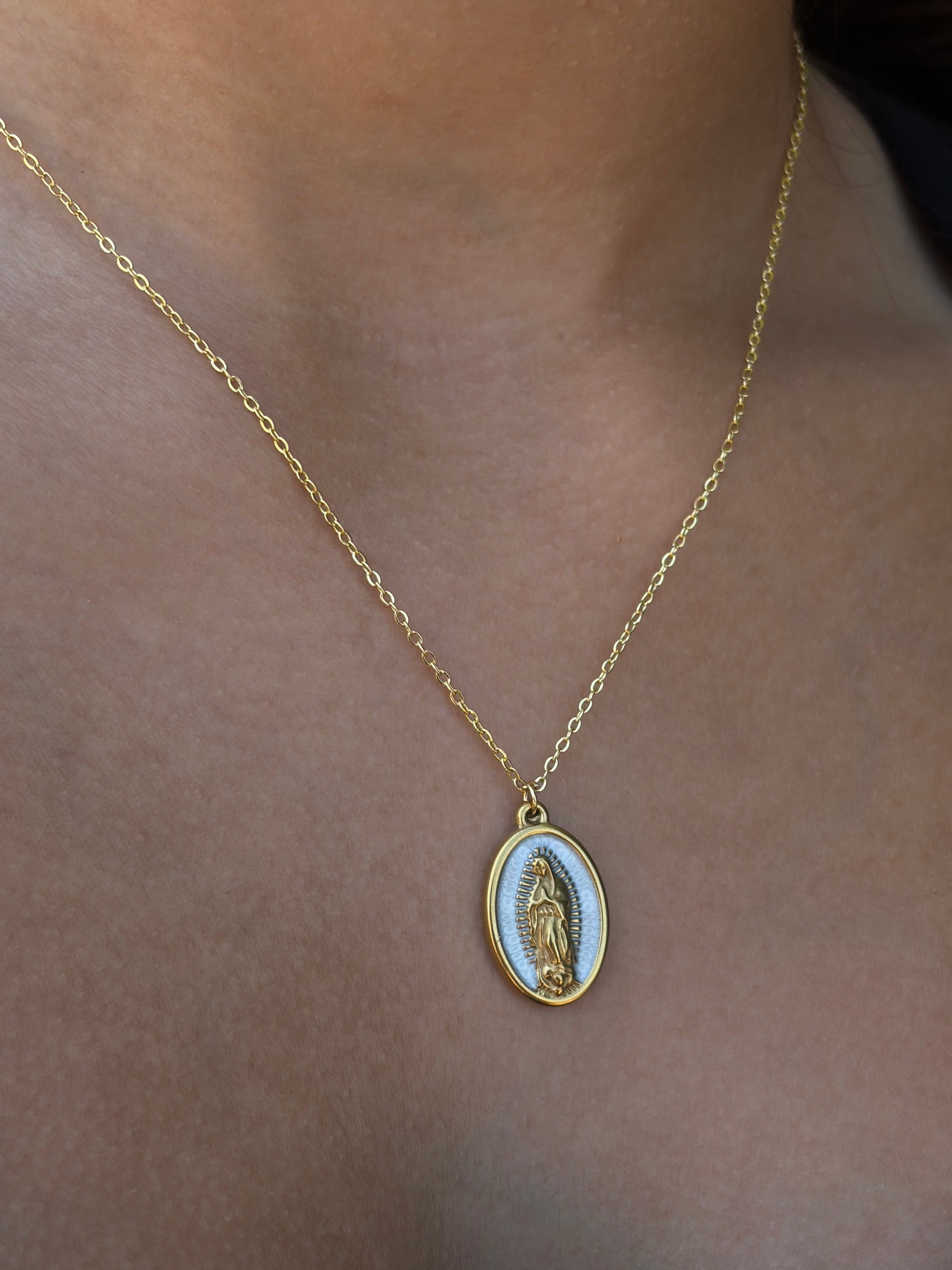 Collar minimalista con un colgante de la Virgen María