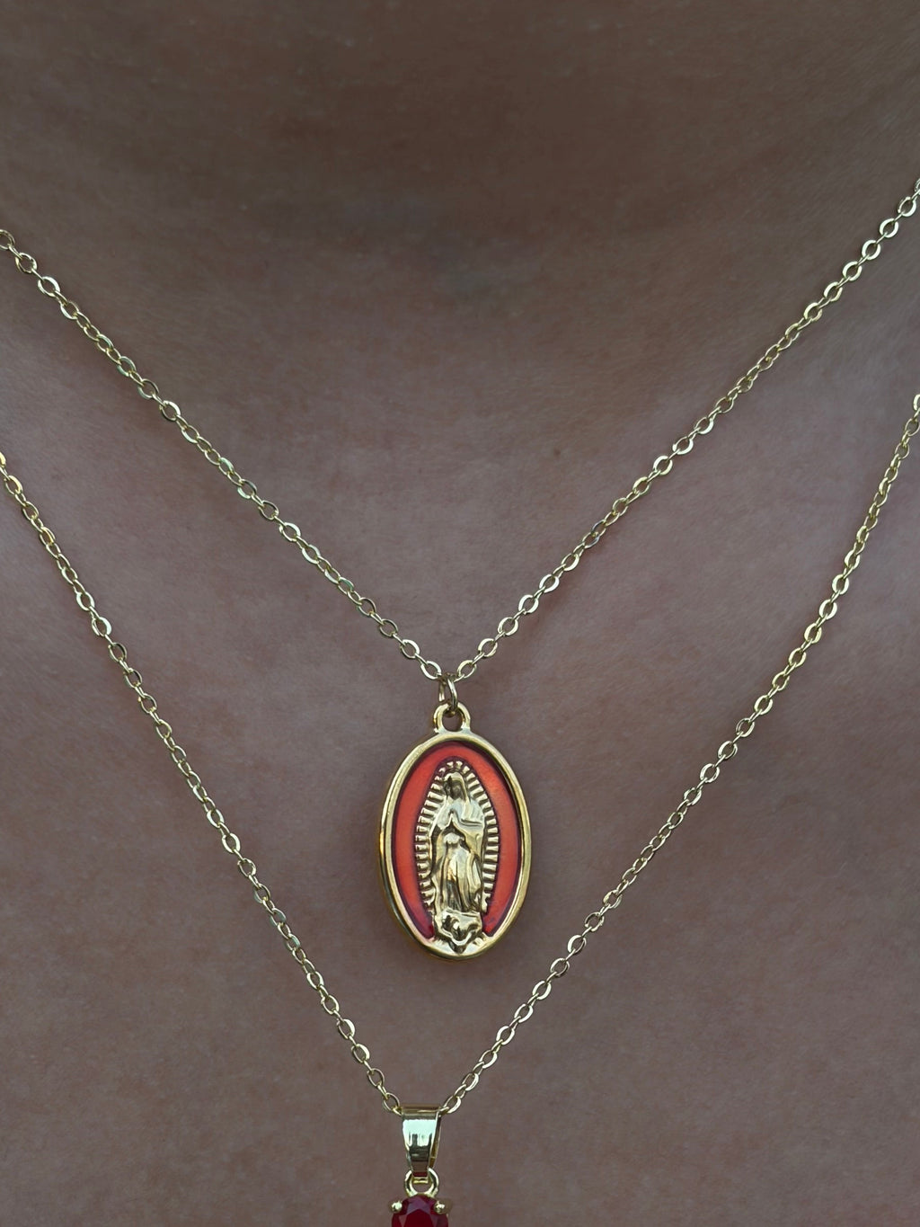 Collar minimalista con un colgante de la Virgen María