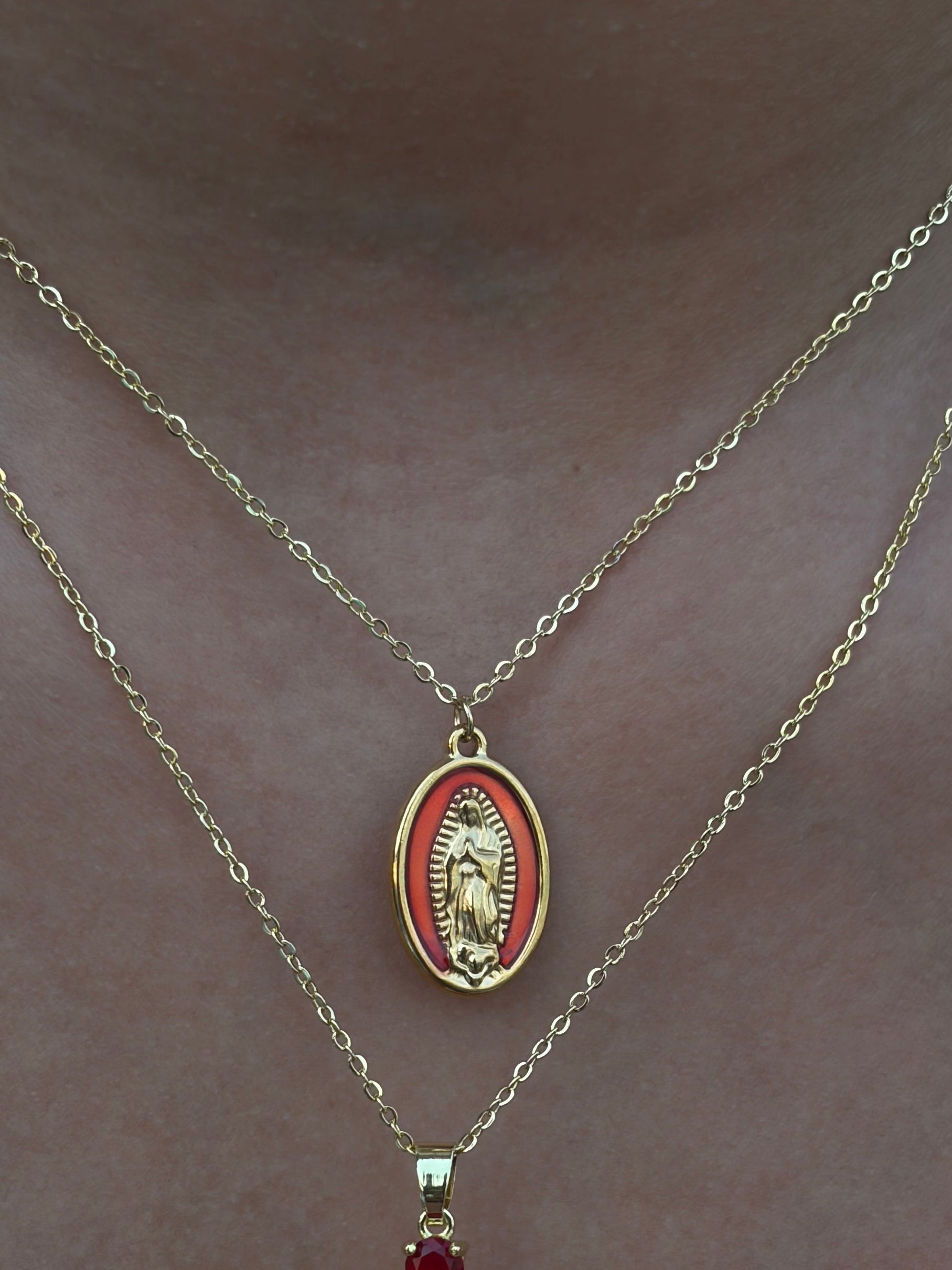 Collar minimalista con un colgante de la Virgen María