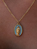Collar minimalista con un colgante de la Virgen María