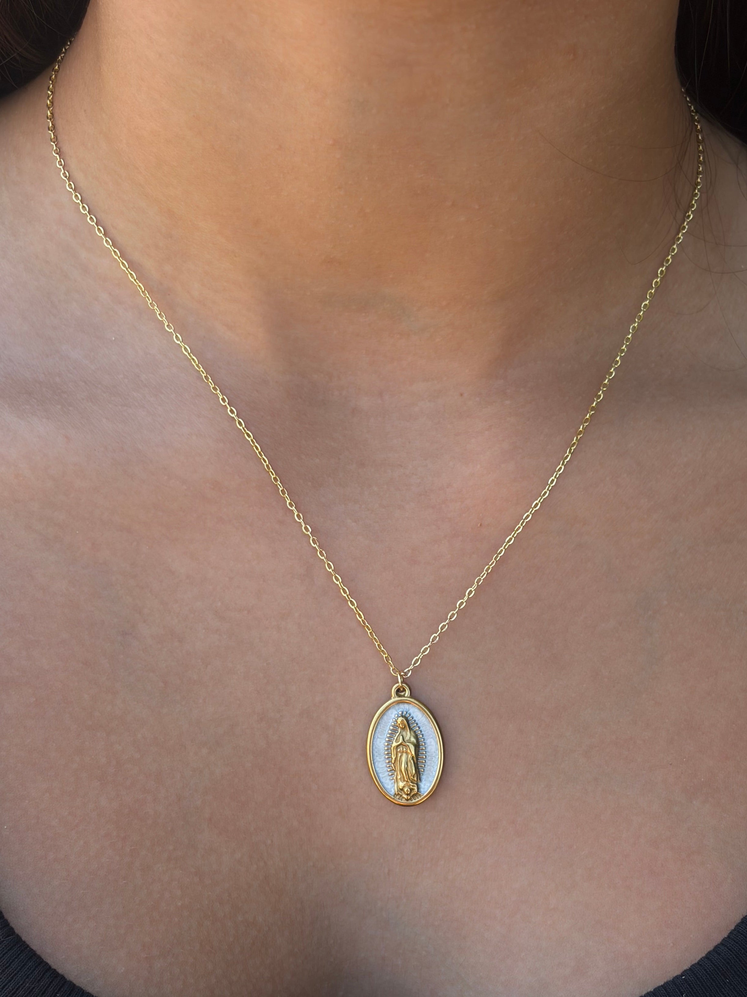 Collar minimalista con un colgante de la Virgen María