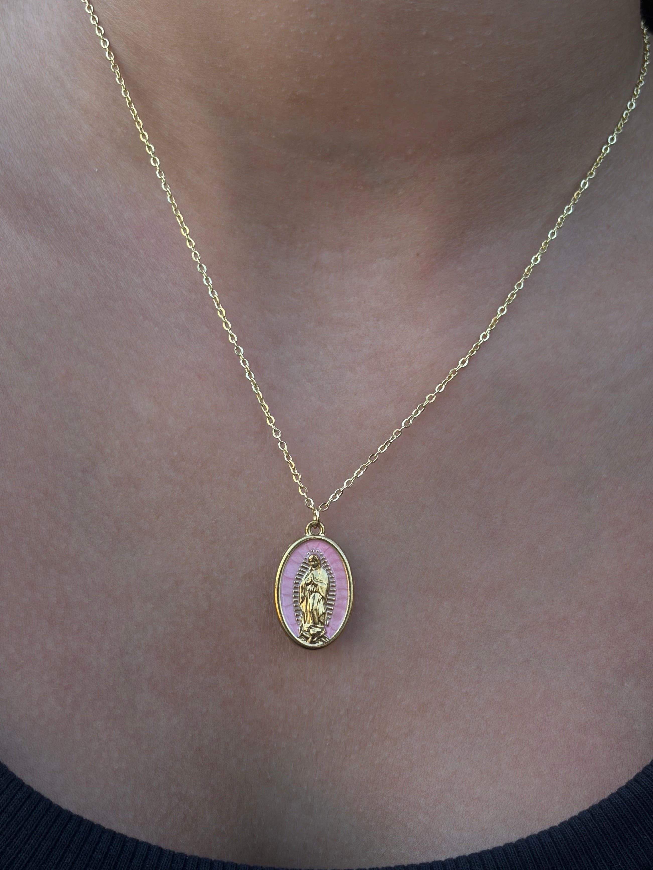 Collar minimalista con un colgante de la Virgen María