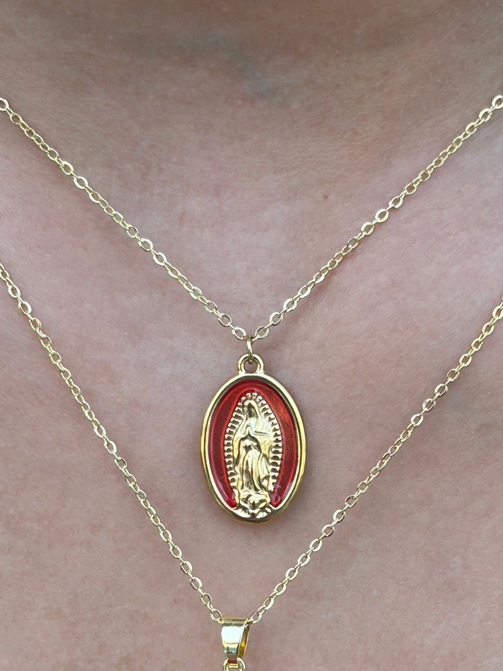 Collar minimalista con un colgante de la Virgen María