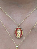 Collar minimalista con un colgante de la Virgen María