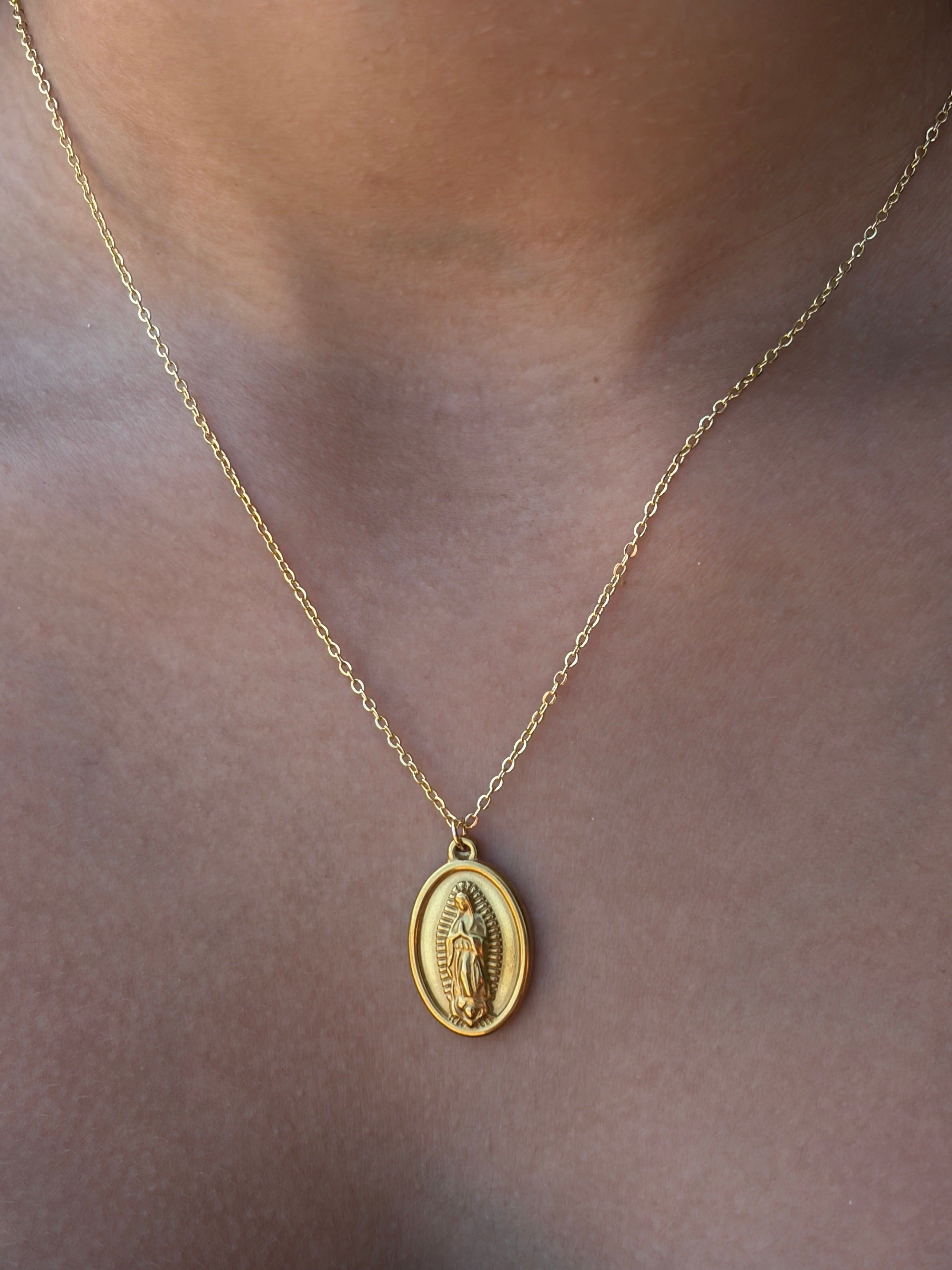 Collar minimalista con un colgante de la Virgen María