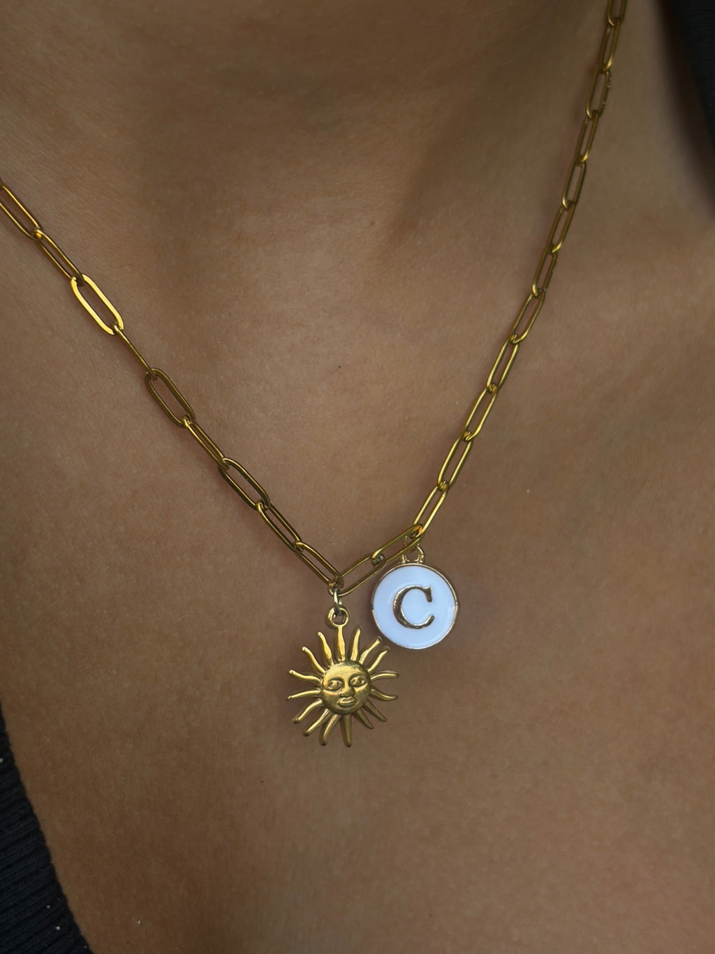 Collar personalizado con inicial y un sol