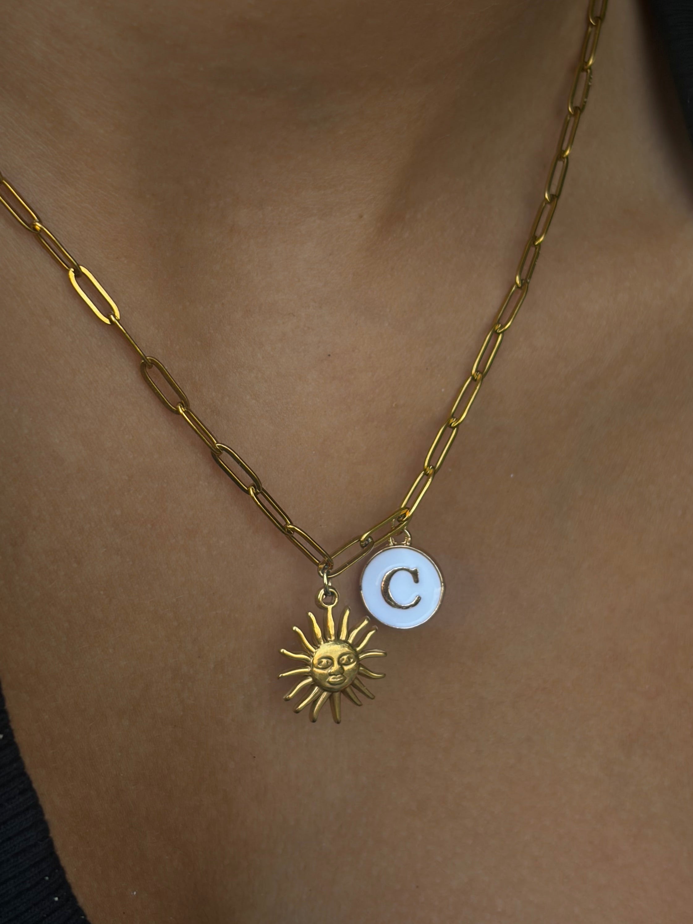 Collar personalizado con inicial y un sol