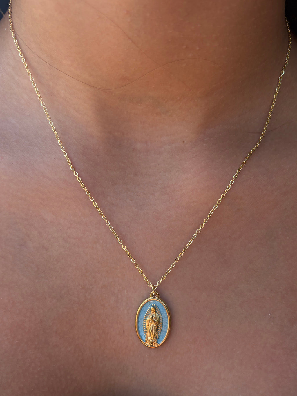 Collar minimalista con un colgante de la Virgen María