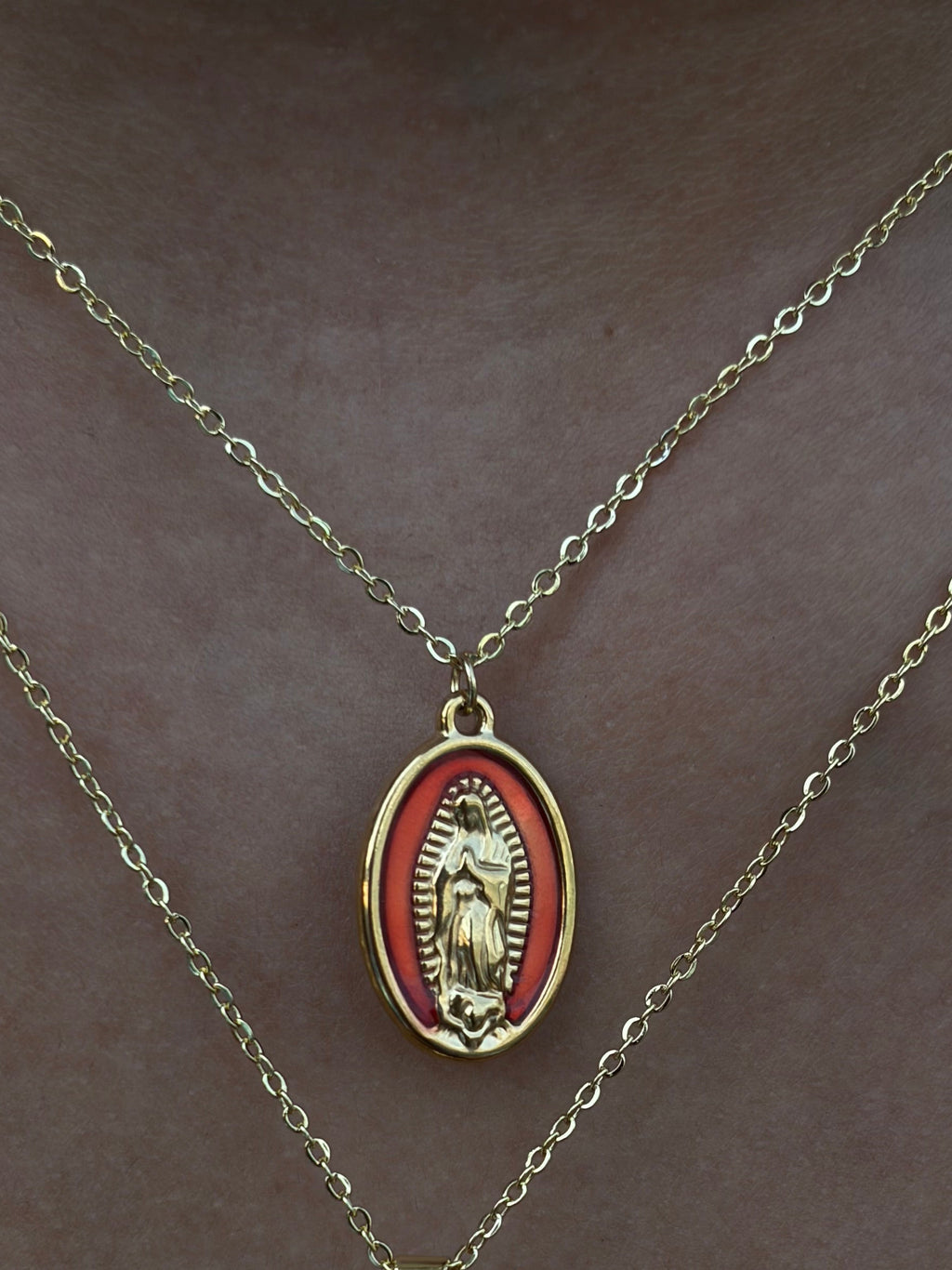 Collar minimalista con un colgante de la Virgen María