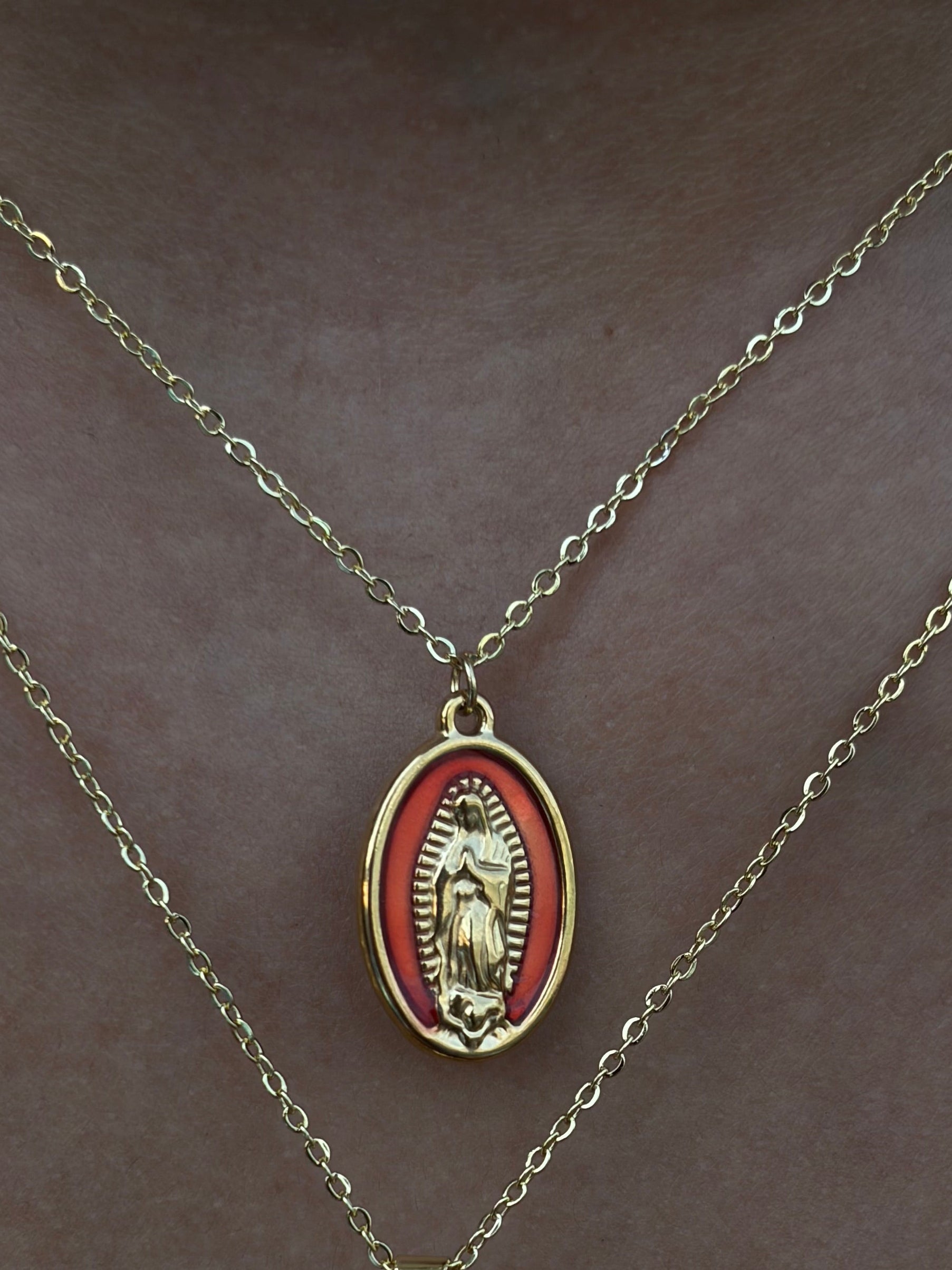 Collar minimalista con un colgante de la Virgen María