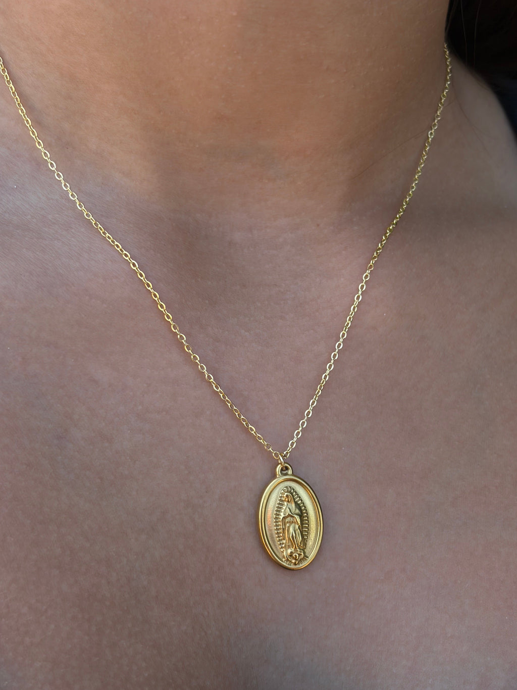 Collar minimalista con un colgante de la Virgen María