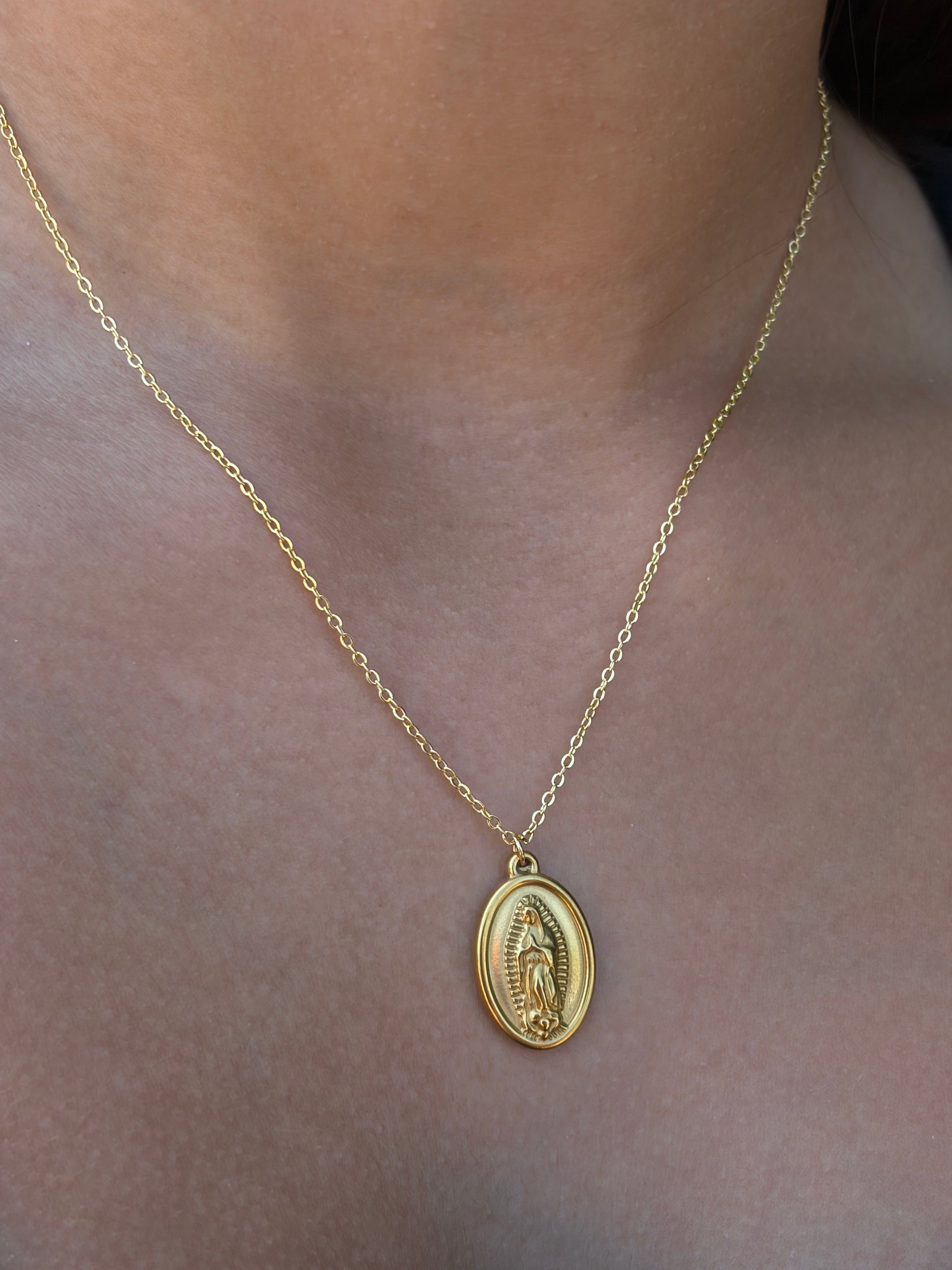 Collar minimalista con un colgante de la Virgen María