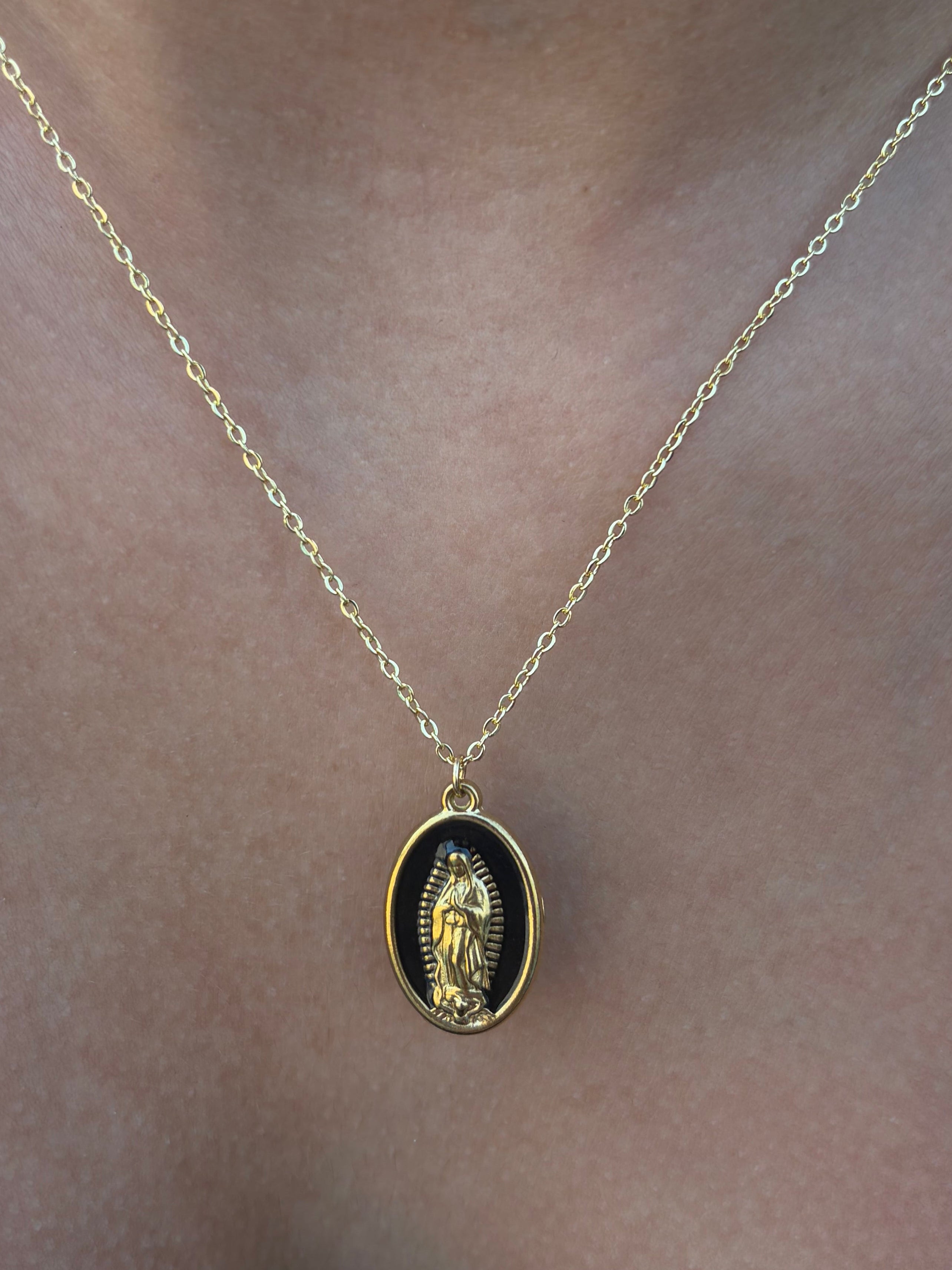 Collar minimalista con un colgante de la Virgen María