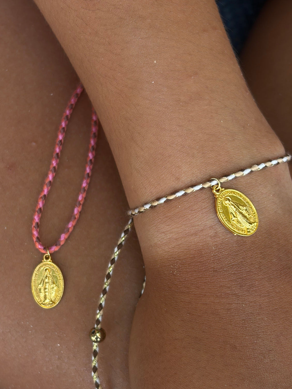 Pulsera con colgante de la Virgen María