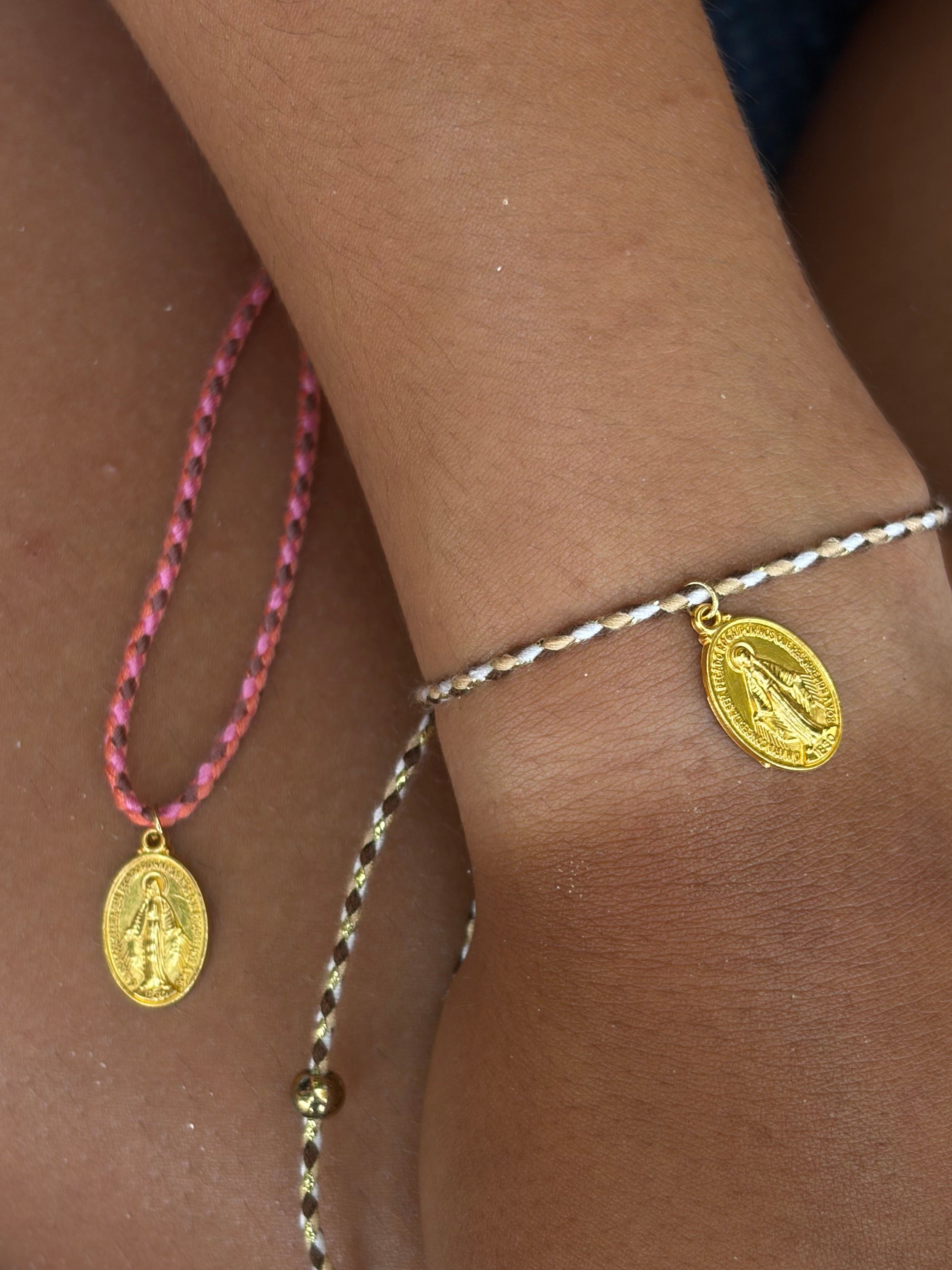 Pulsera con colgante de la Virgen María