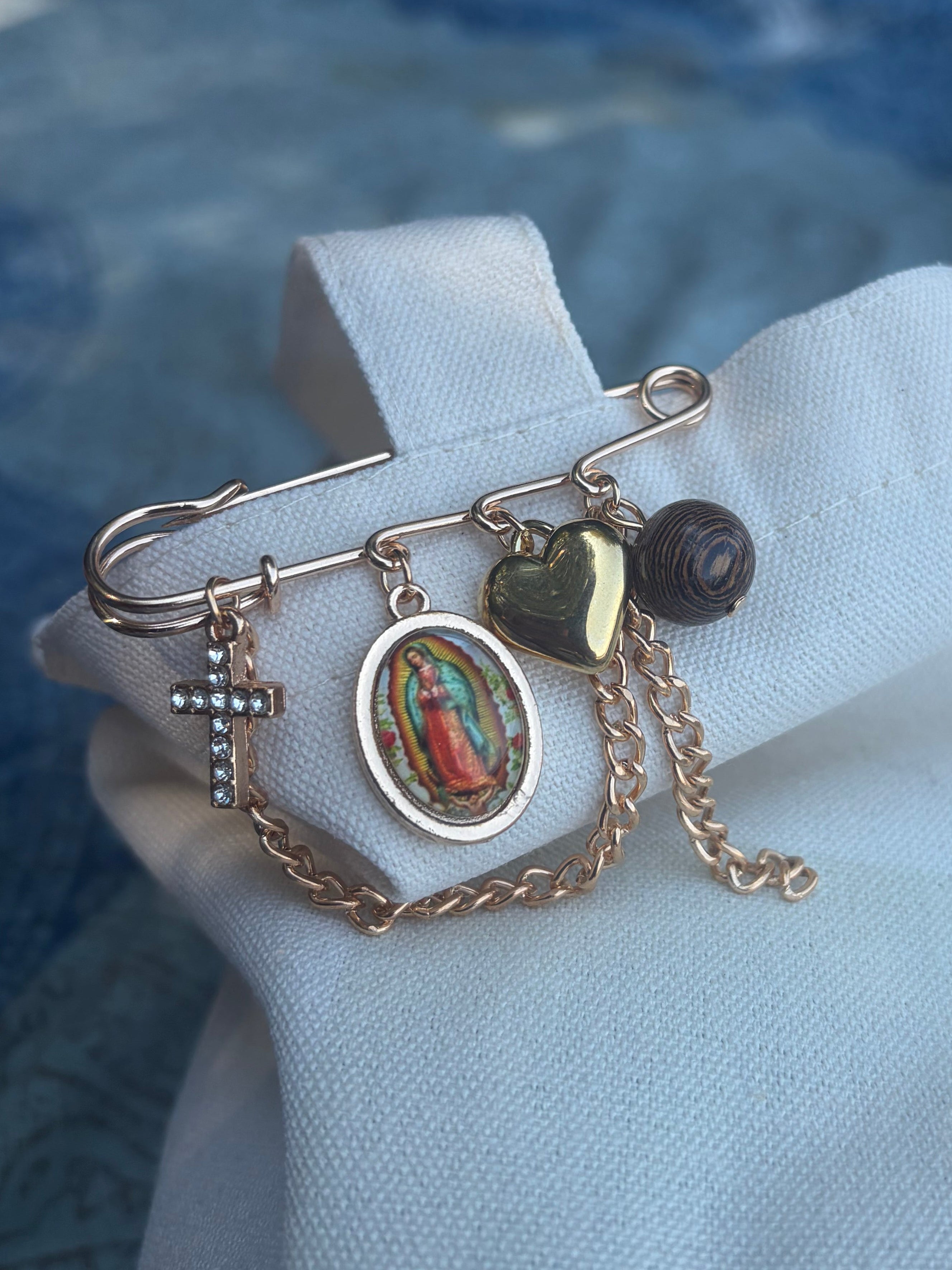 Broche con bonitos charms cristianos
