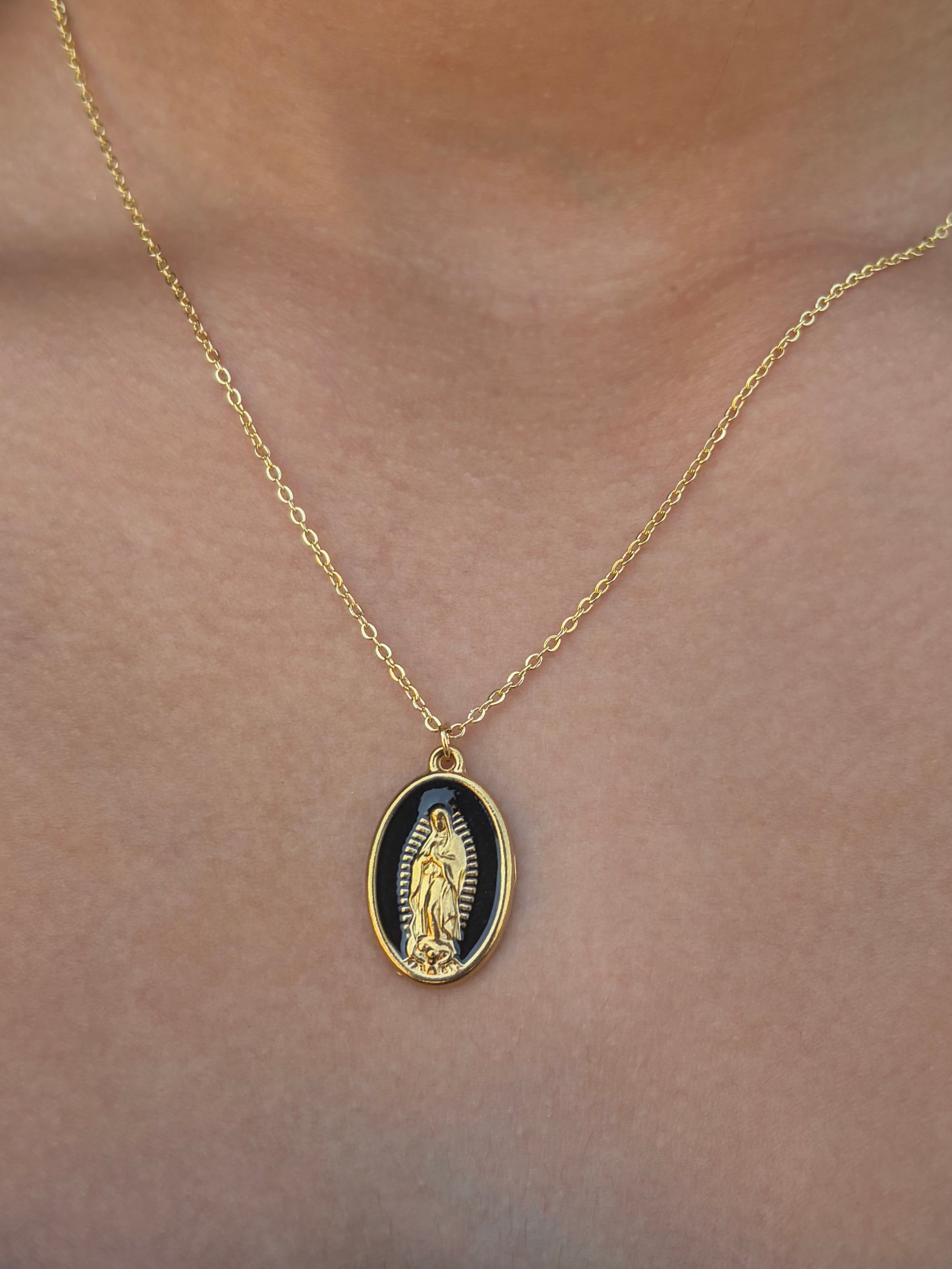 Collar minimalista con un colgante de la Virgen María
