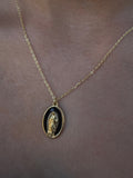 Collar minimalista con un colgante de la Virgen María