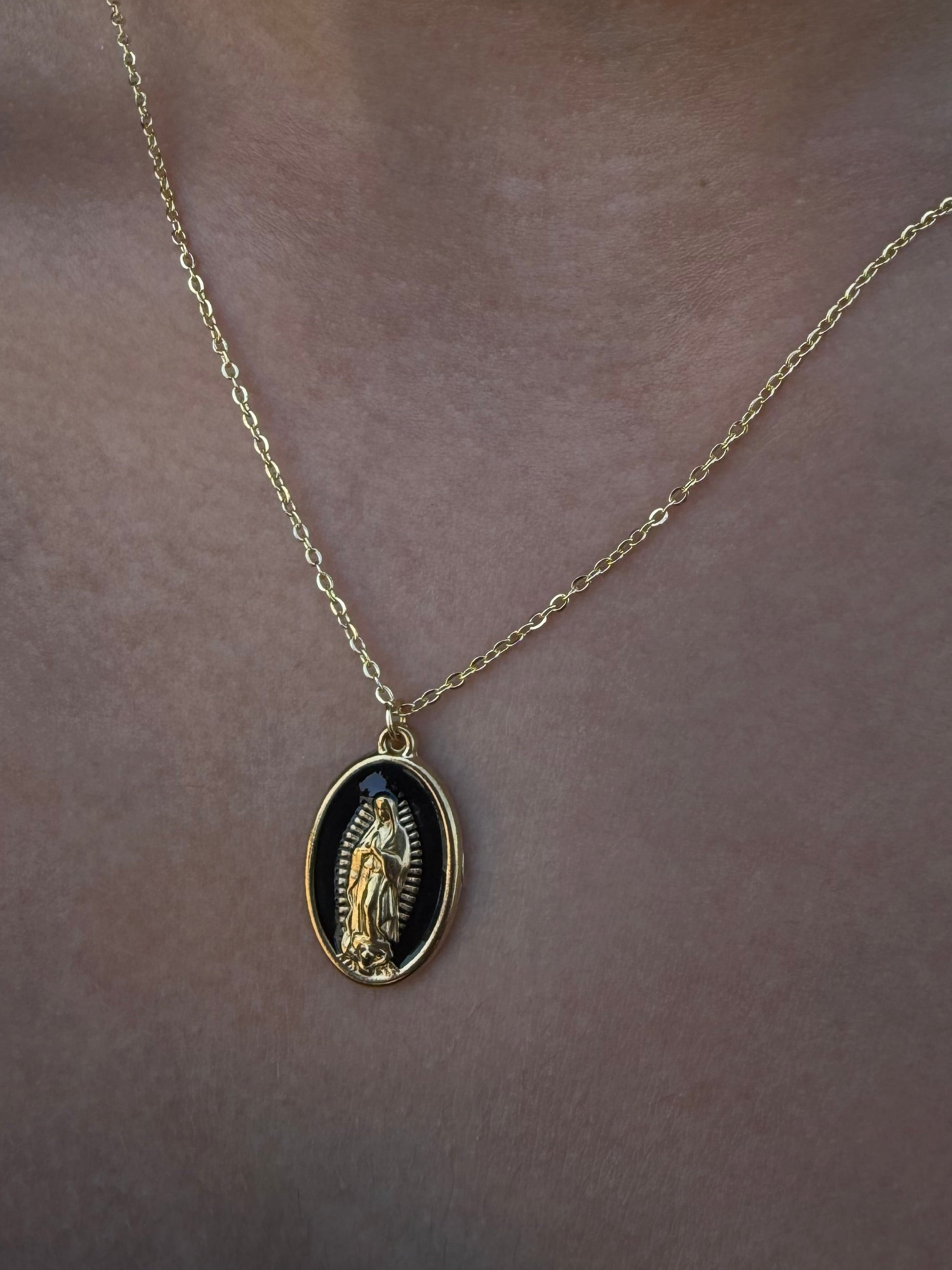 Collar minimalista con un colgante de la Virgen María