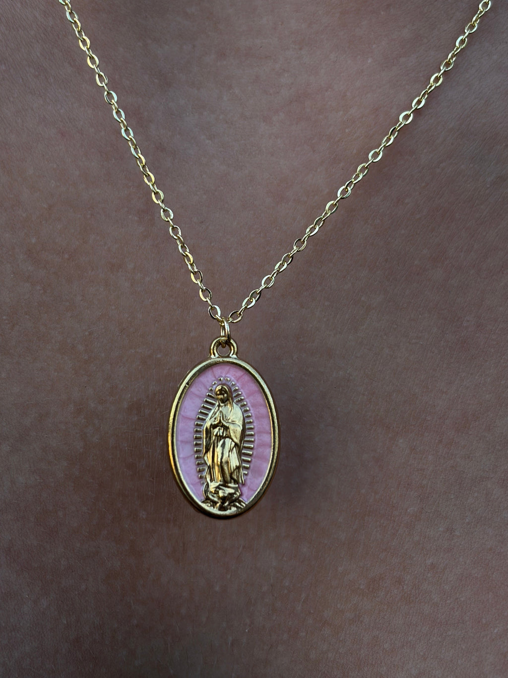 Collar minimalista con un colgante de la Virgen María