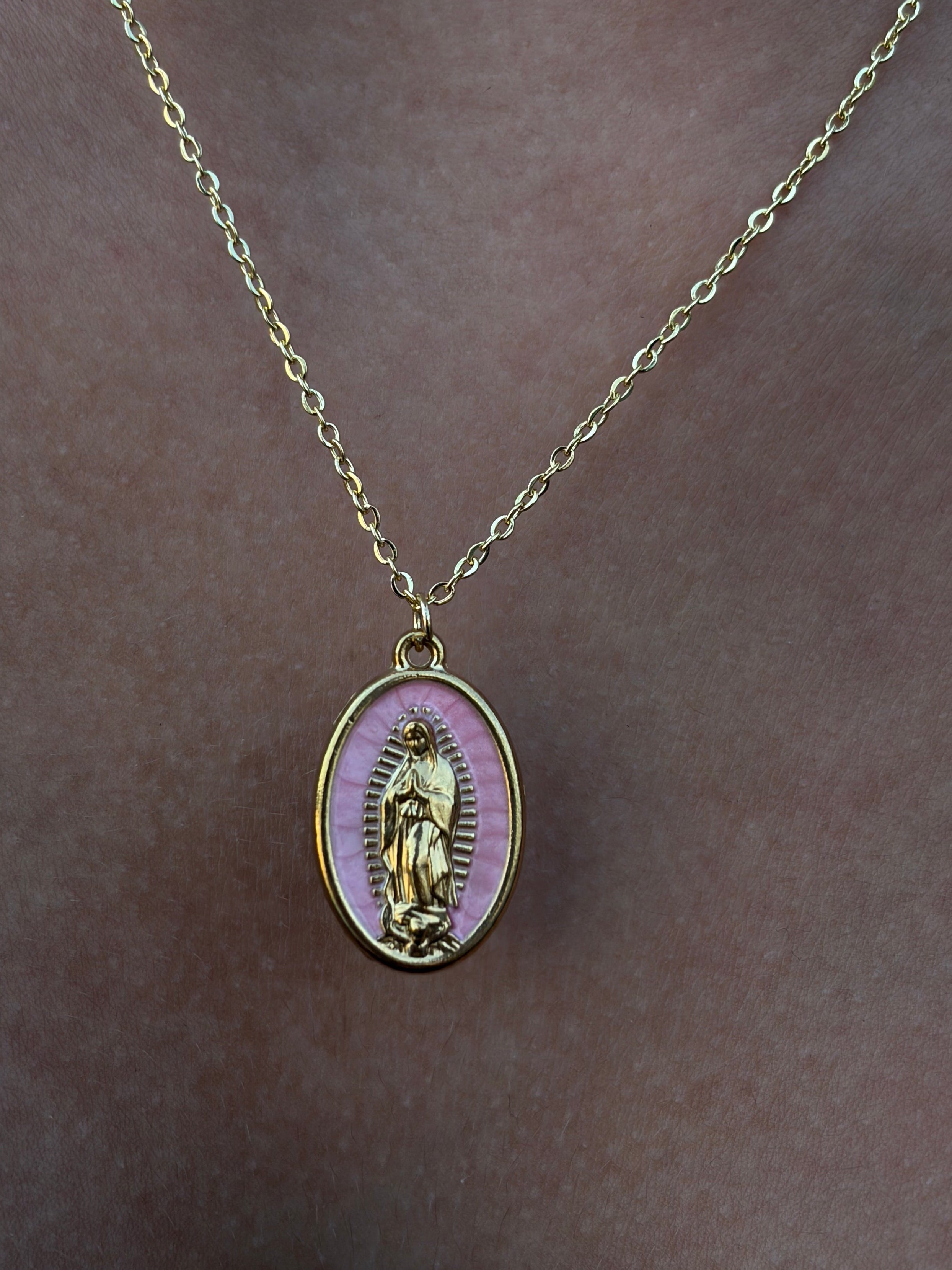 Collar minimalista con un colgante de la Virgen María