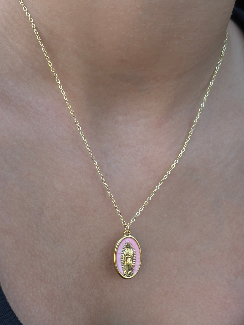 Collar minimalista con un colgante de la Virgen María