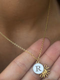 Collar minimalista personalizado con inicial y un sol