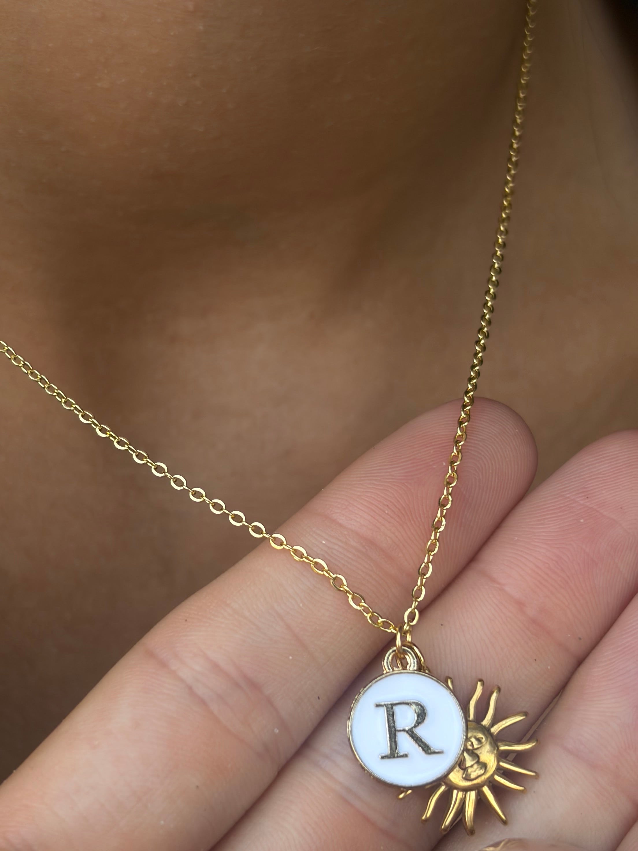 Collar minimalista personalizado con inicial y un sol
