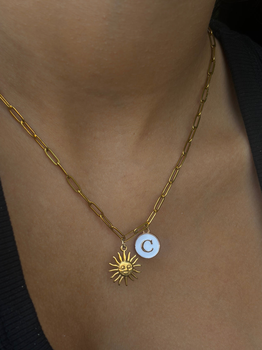 Collar personalizado con inicial y un sol