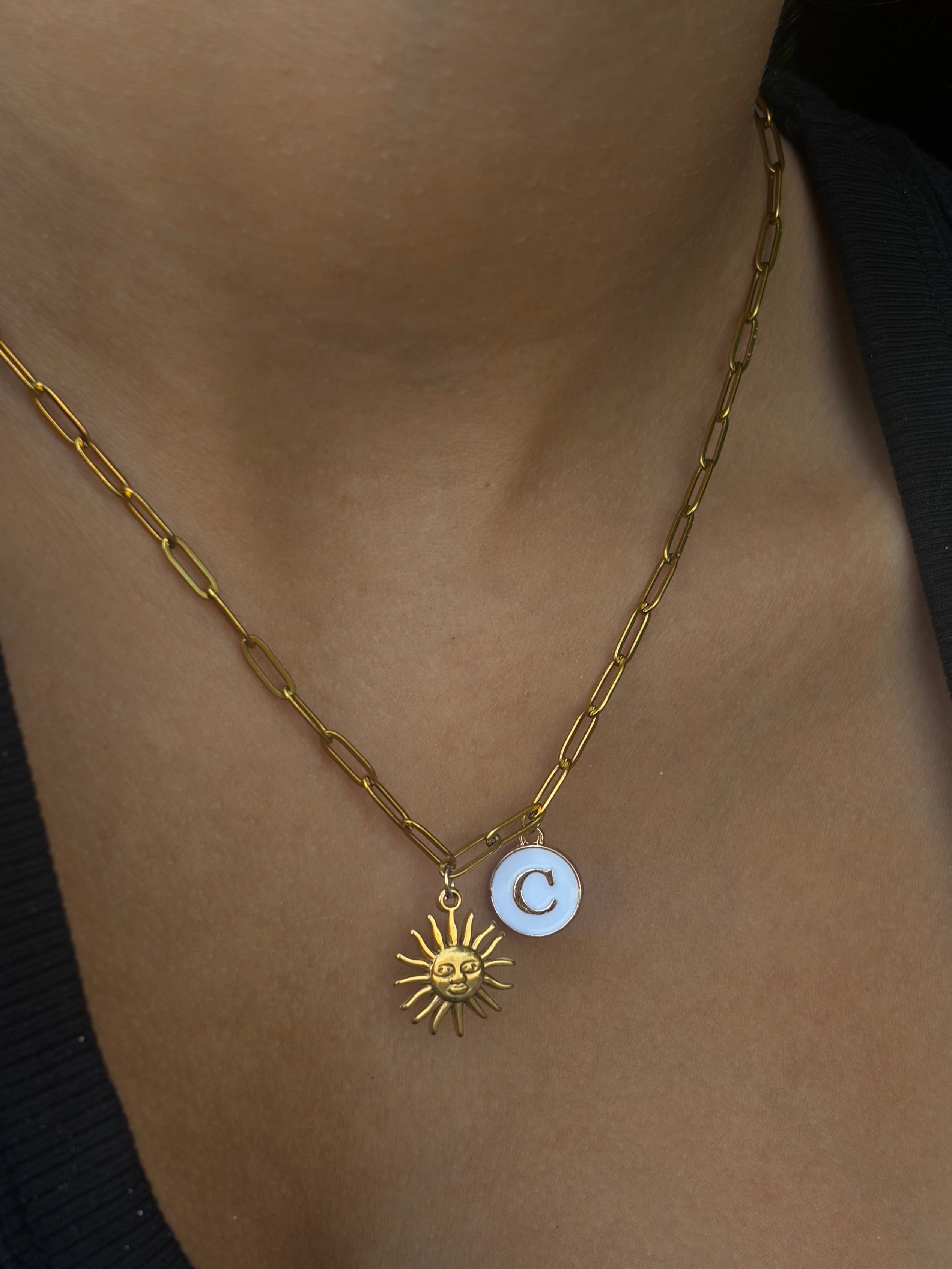 Collar personalizado con inicial y un sol