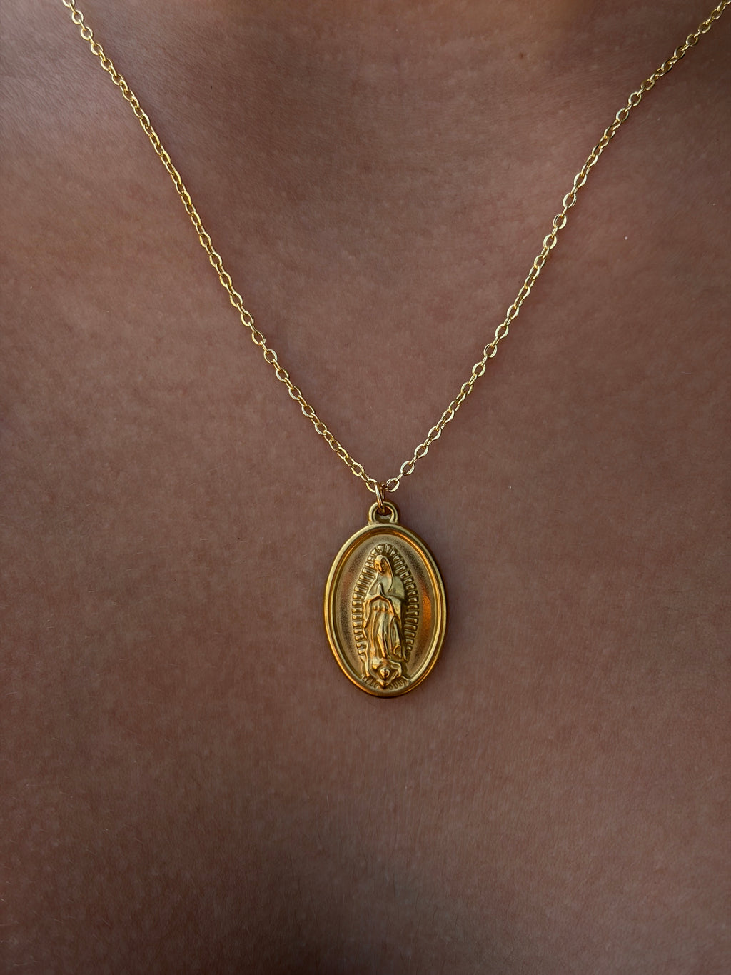Collar minimalista con un colgante de la Virgen María