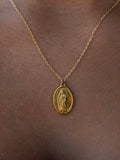 Collar minimalista con un colgante de la Virgen María