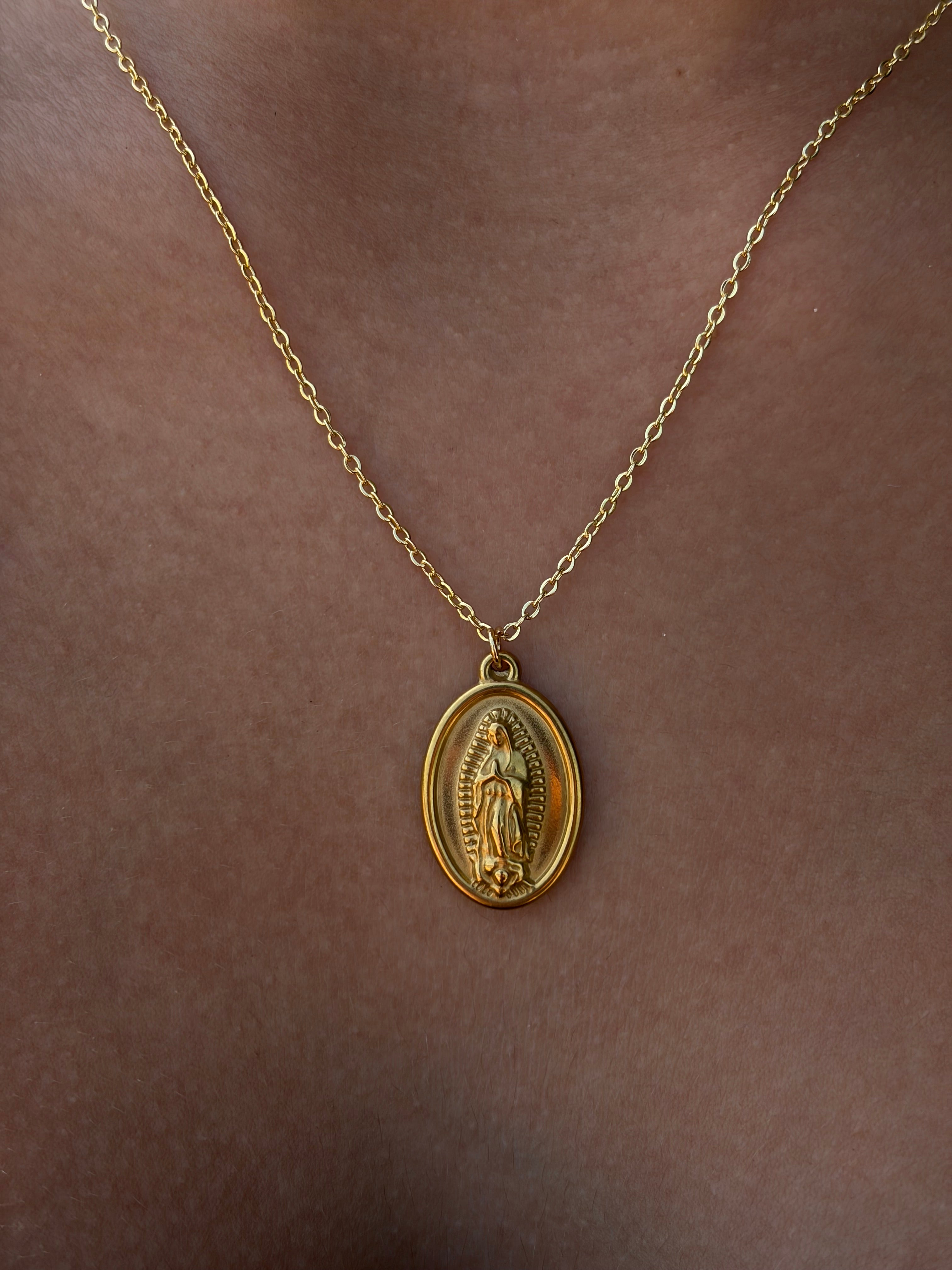 Collar minimalista con un colgante de la Virgen María