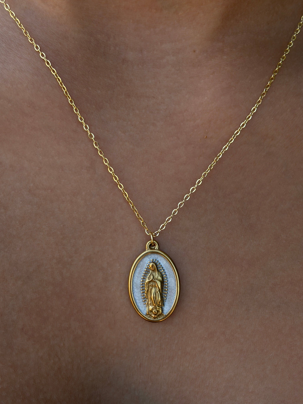 Collar minimalista con un colgante de la Virgen María