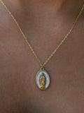 Collar minimalista con un colgante de la Virgen María