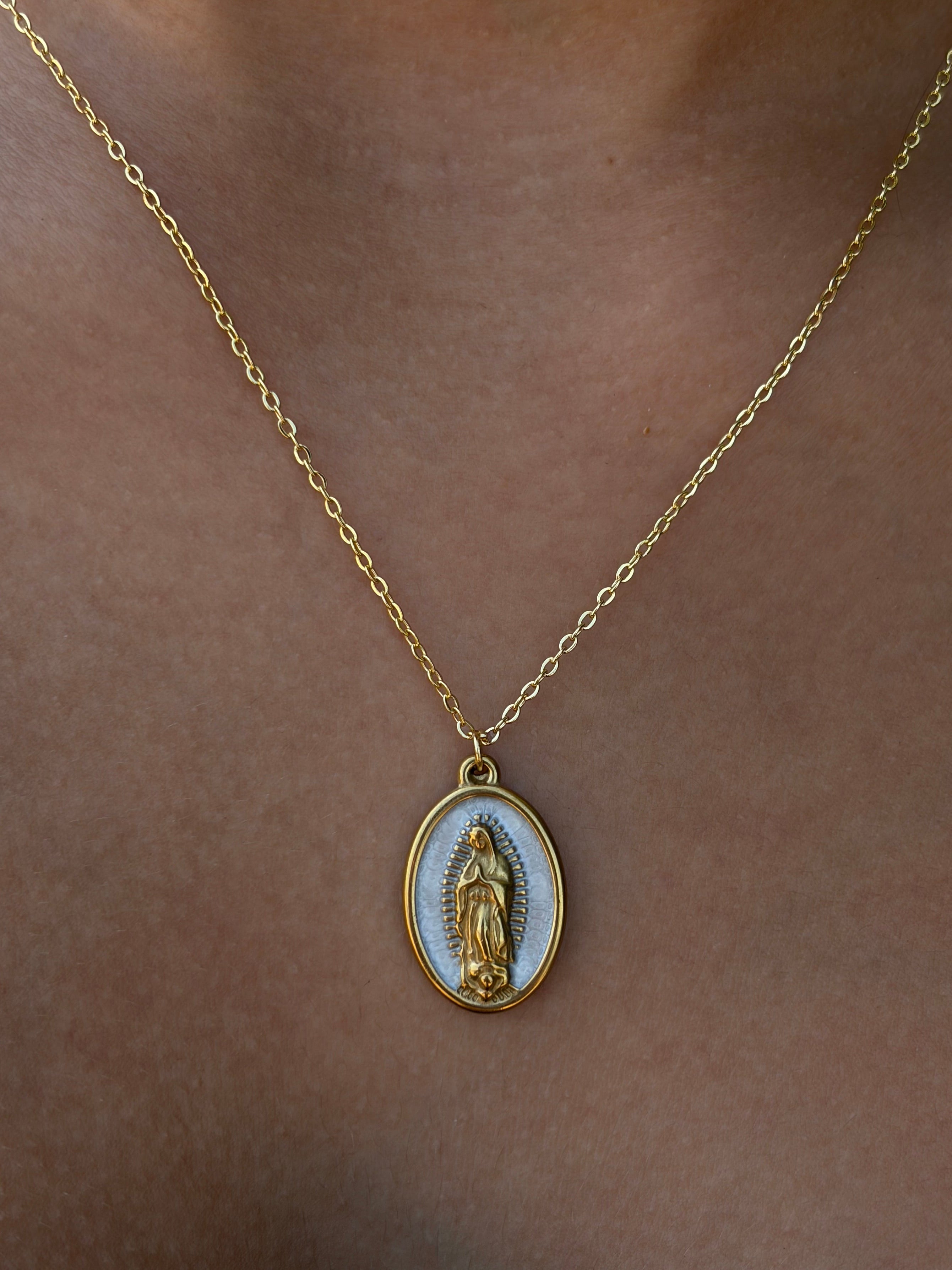Collar minimalista con un colgante de la Virgen María