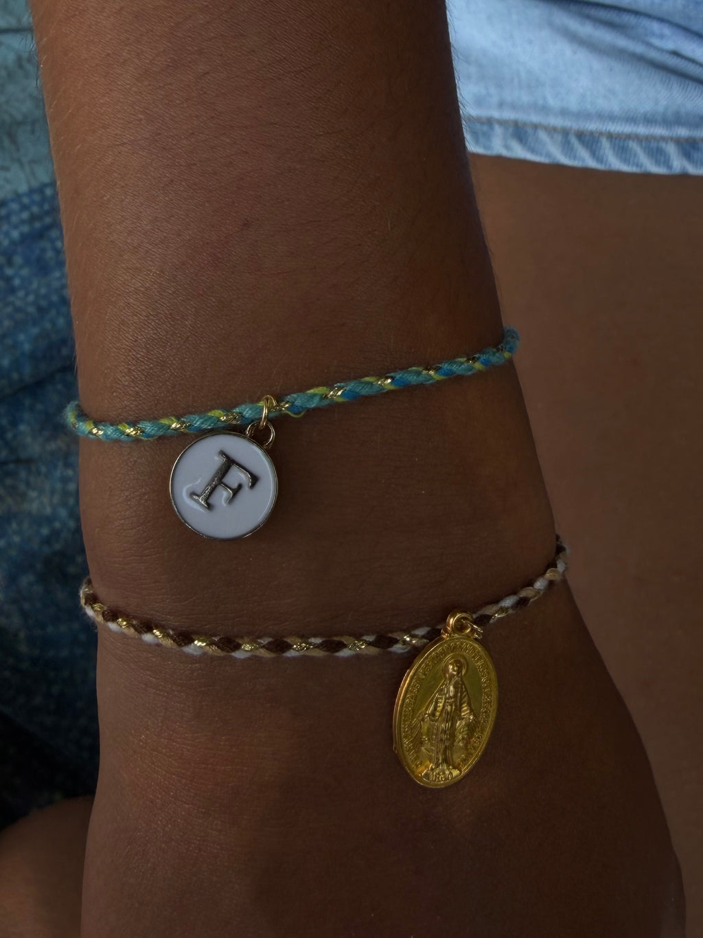 Pulsera con colgante de la Virgen María