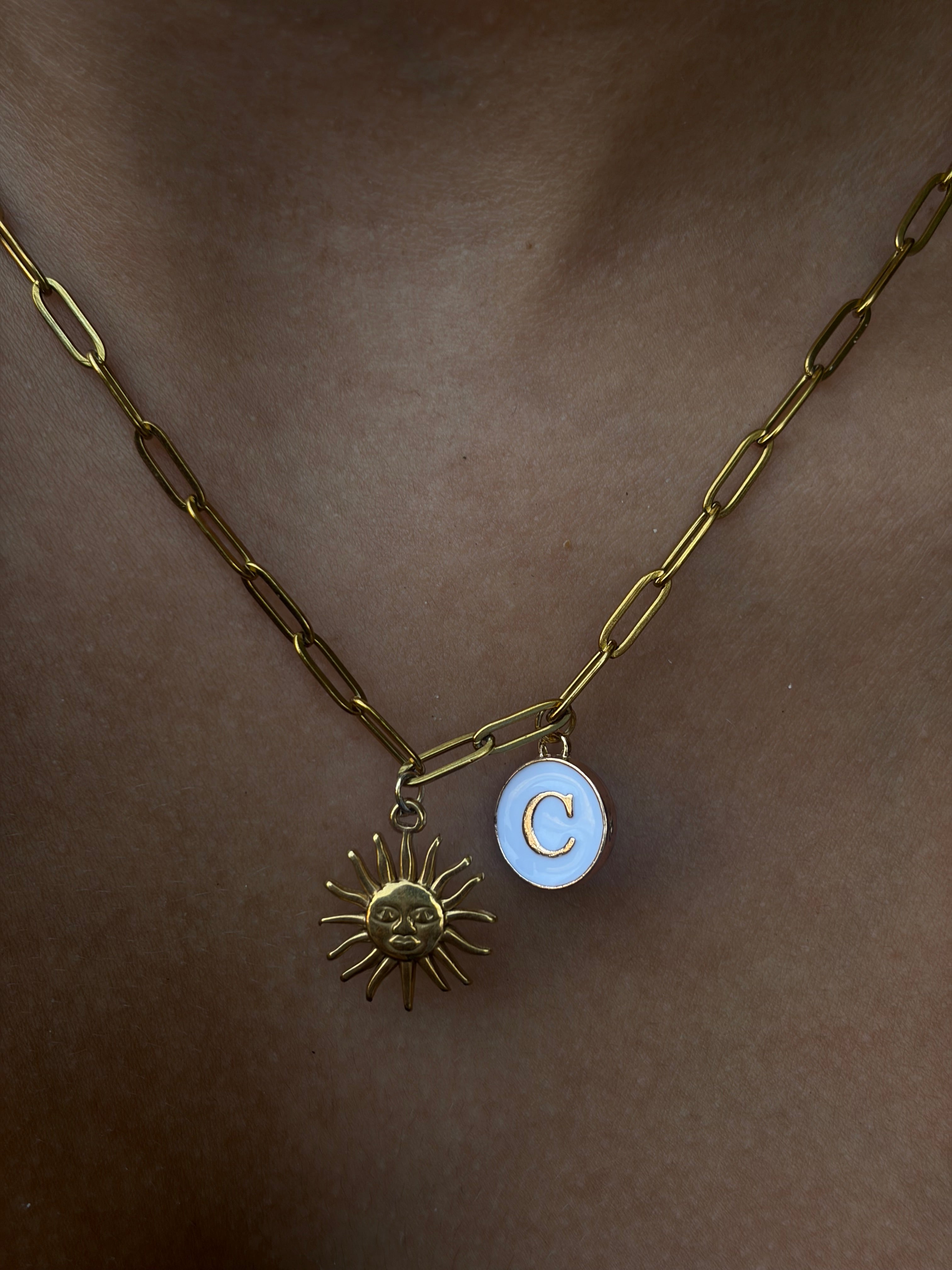 Collar personalizado con inicial y un sol