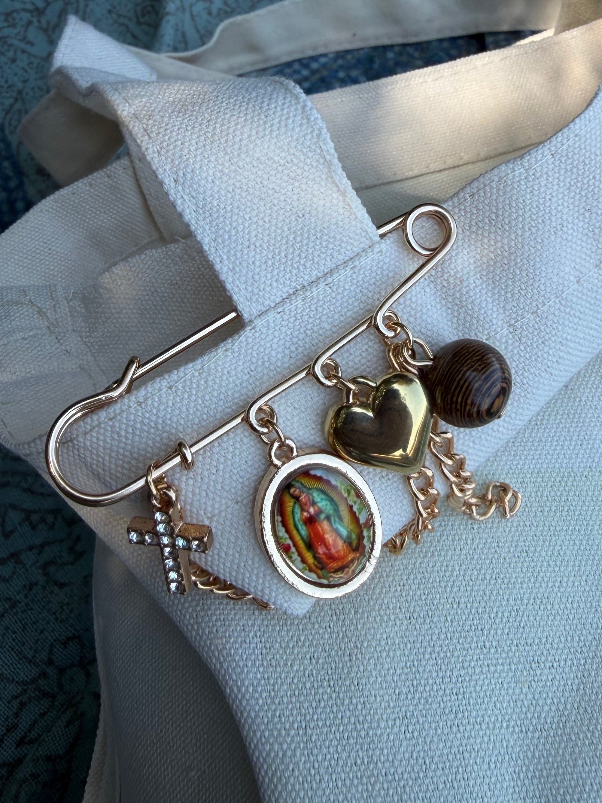 Broche con bonitos charms cristianos