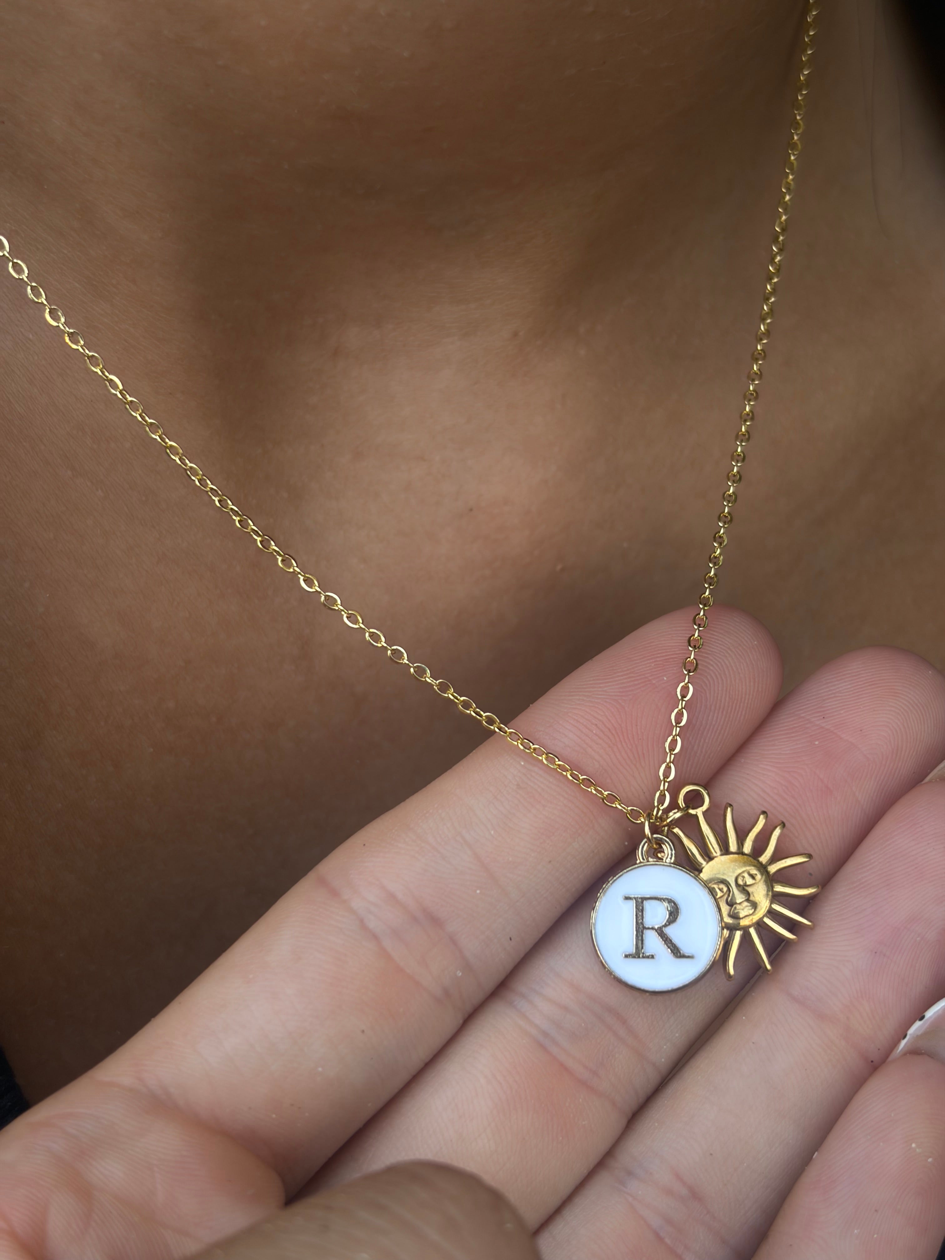 Collar minimalista personalizado con inicial y un sol