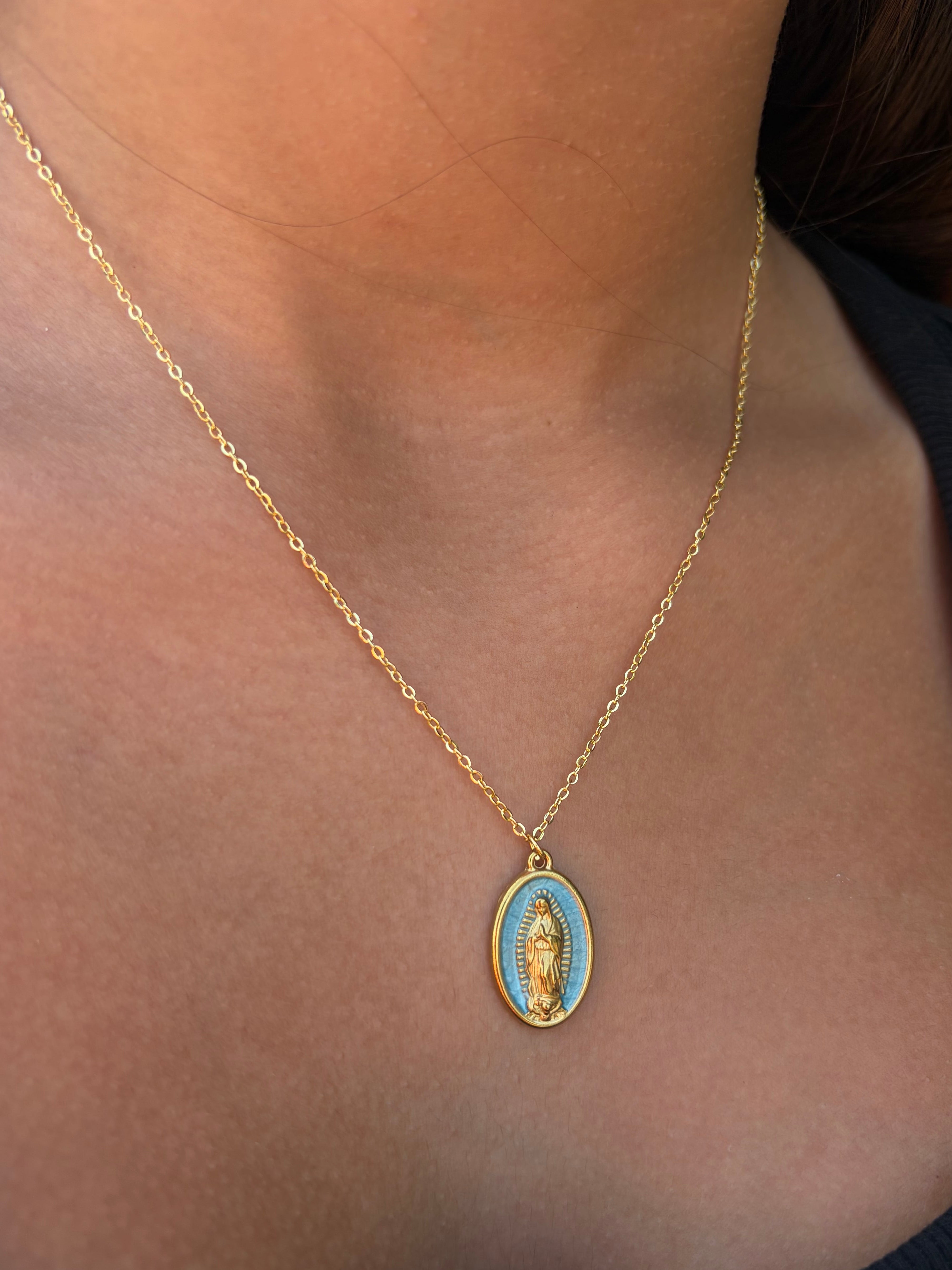 Collar minimalista con un colgante de la Virgen María