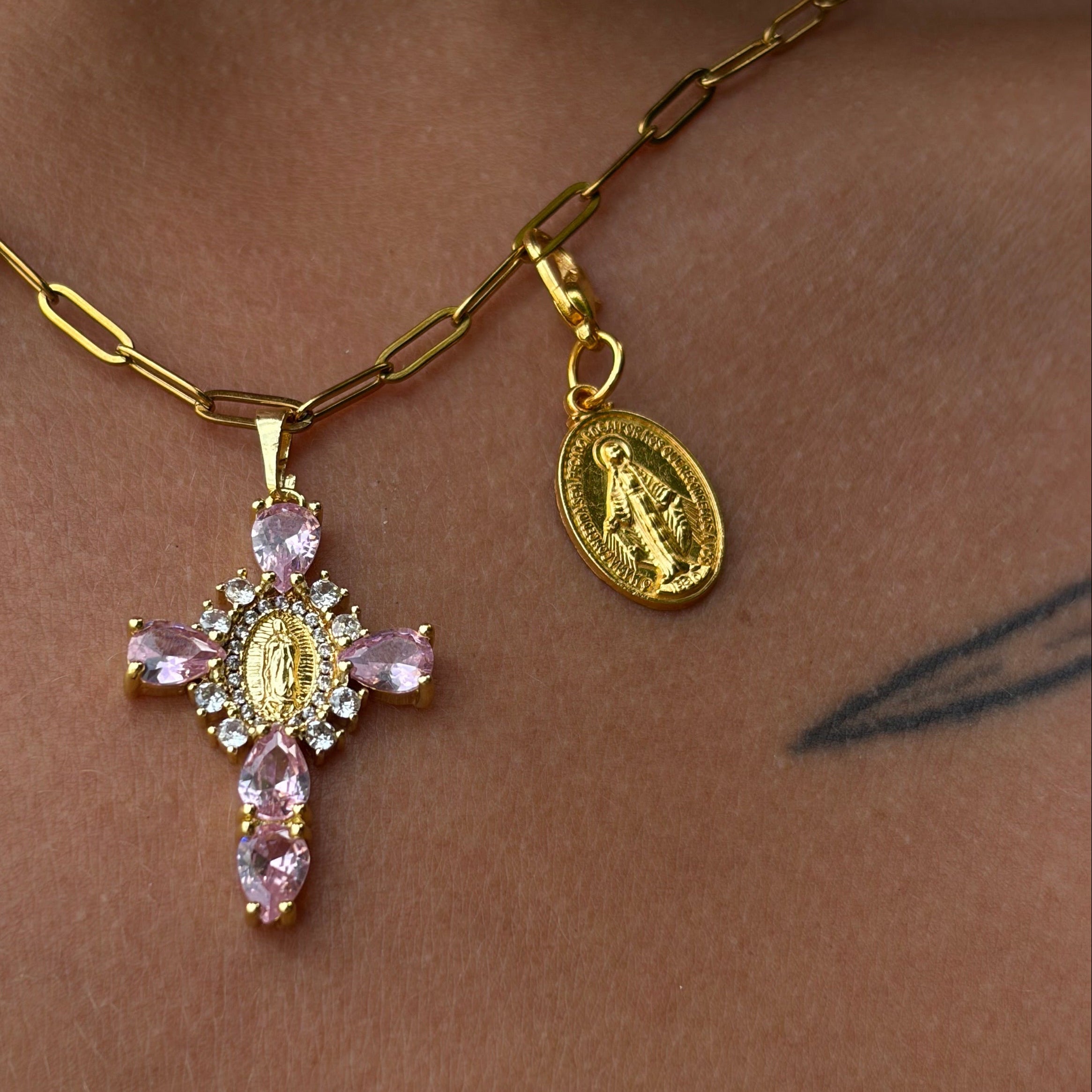 Collar de verano con cruz de Jesús