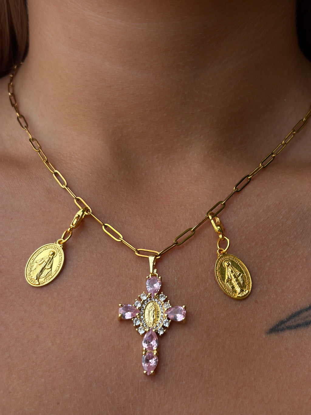 Collar de verano con cruz de Jesús